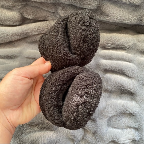 Cat & Jack Avi Single Strap Shearling Slippers - Picture 8 of 9